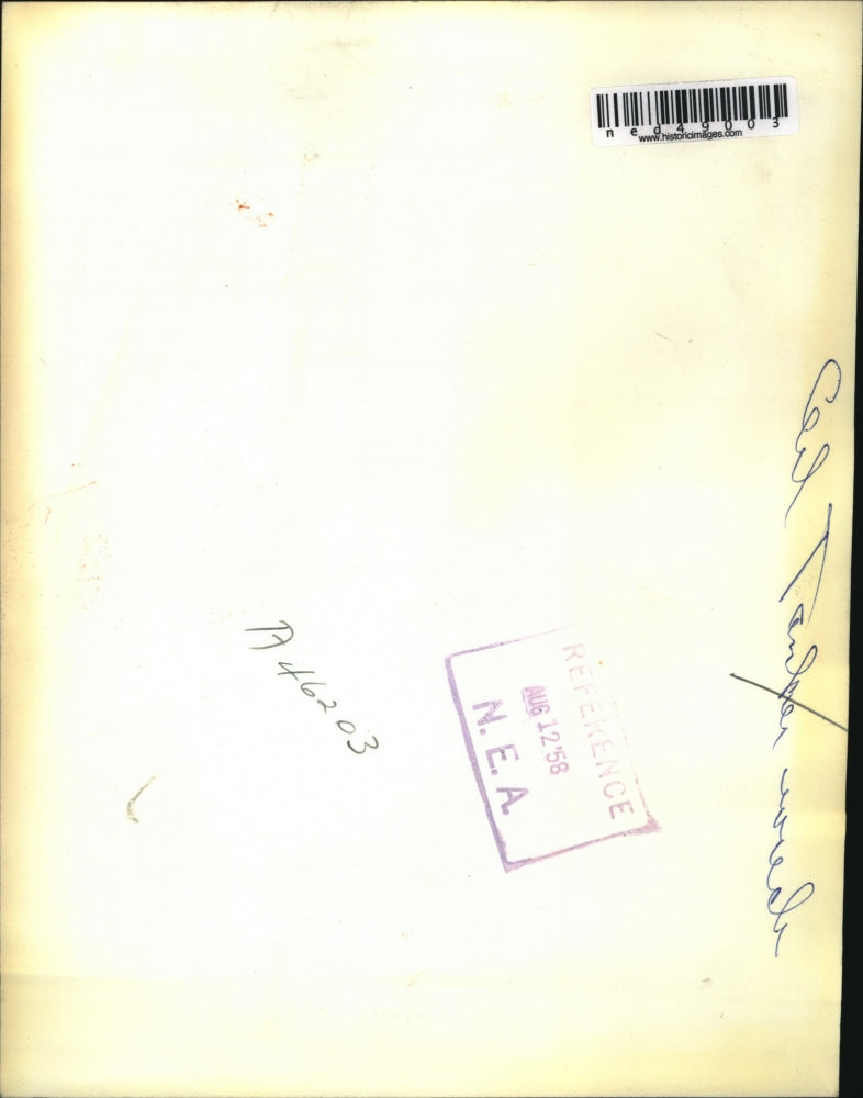 1958 Press Photo Navy tugs and fireboats pour water in burning tanker