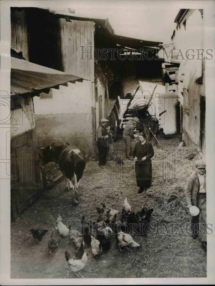 1937 Press Photo Farmyard within French Capital's Limit