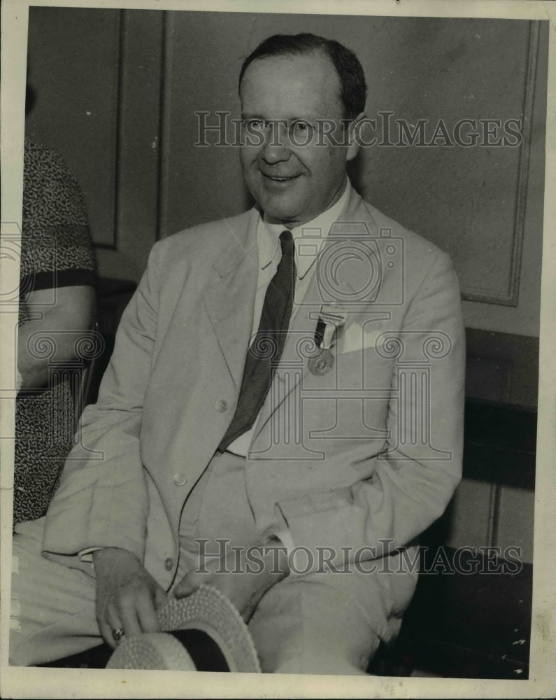 Load image into Gallery viewer, 1932 Press Photo Bullcley Ateaucus

