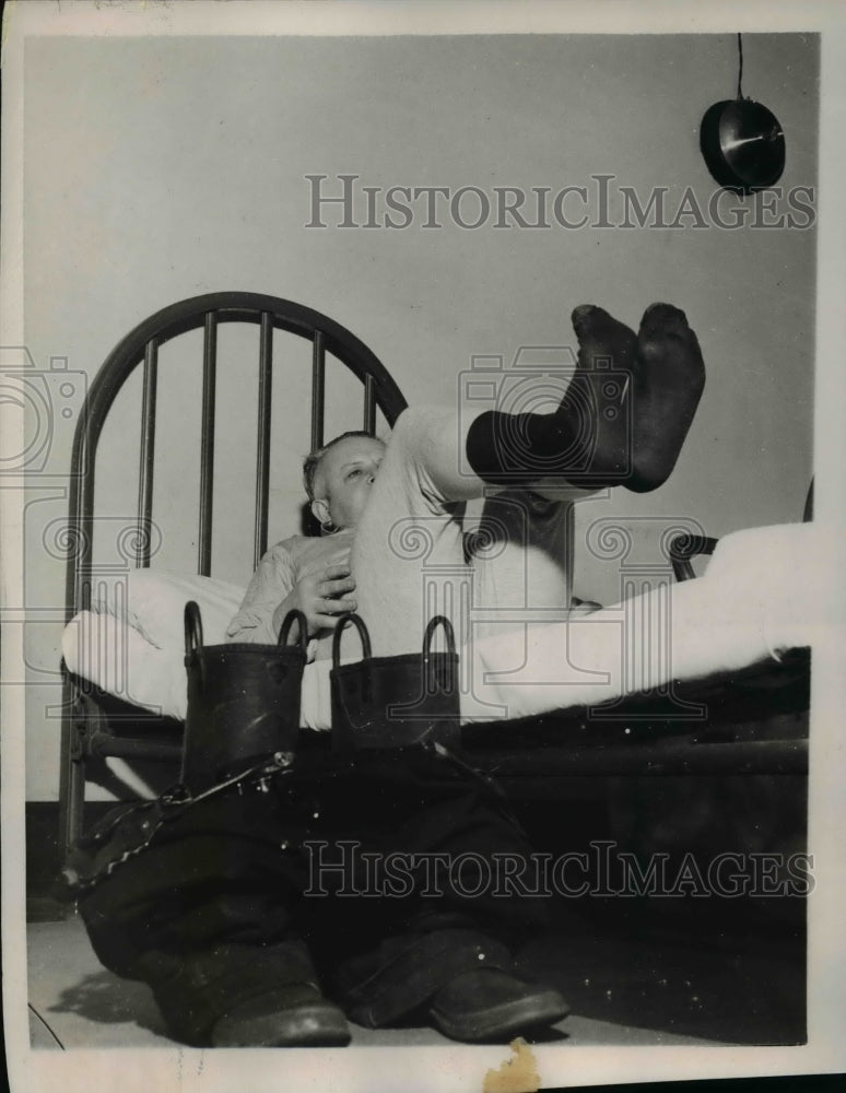 1938 Press Photo Thomas A. Mattews of no. 3 truck company, Washington D.C.,