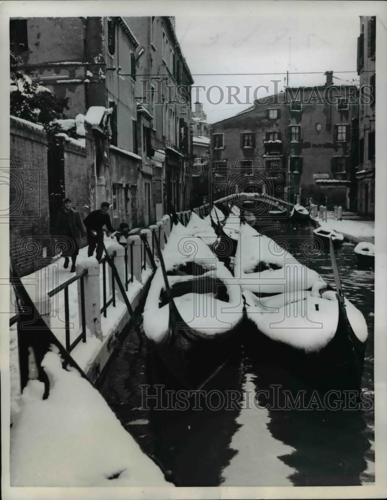1950 Press Photo Venetian Gondolas Covered In Snow During Italian Cold Wave