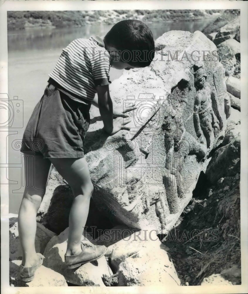 1951 Press Photo The sculptures in a piece of marble from the Tiber River- Historic Images