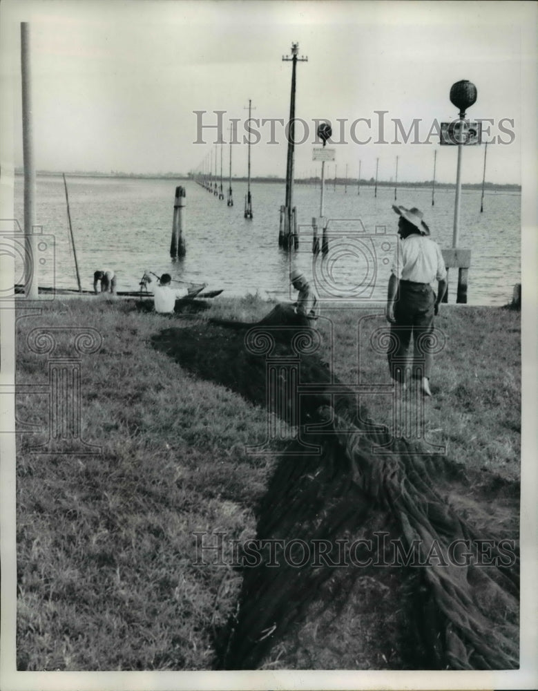 1957 Press Photo The fishermen on Isle of Burano
