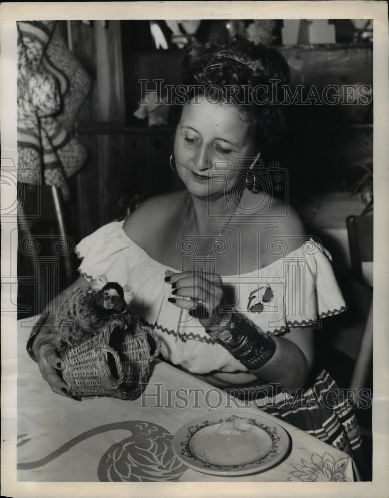 Load image into Gallery viewer, 1947 Press Photo A.C. Bishop With Pet Brazilian Monkey In Marathon Gift Shop
