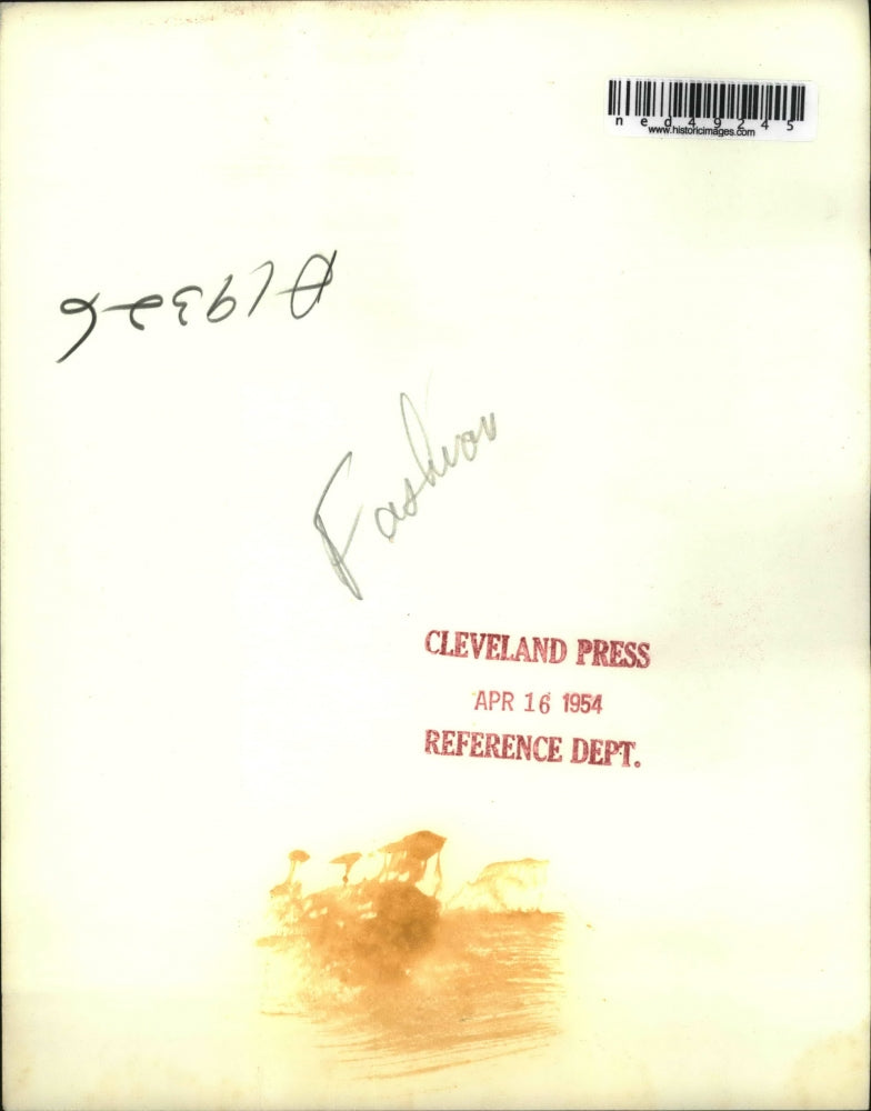 1954 Press Photo Woman singing in fashionable dress - ned49245