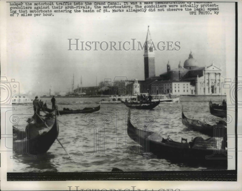 Load image into Gallery viewer, 1962 Press Photo Gondoliers Protest Motorboaters By Blocking Grand Canal Traffic
