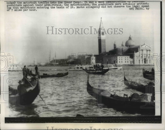 1962 Press Photo Gondoliers Protest Motorboaters By Blocking Grand Canal Traffic
