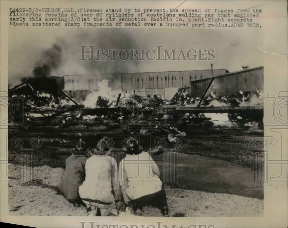 1949 Press Photo Firemen keeping watch over to prevent flames from spreading