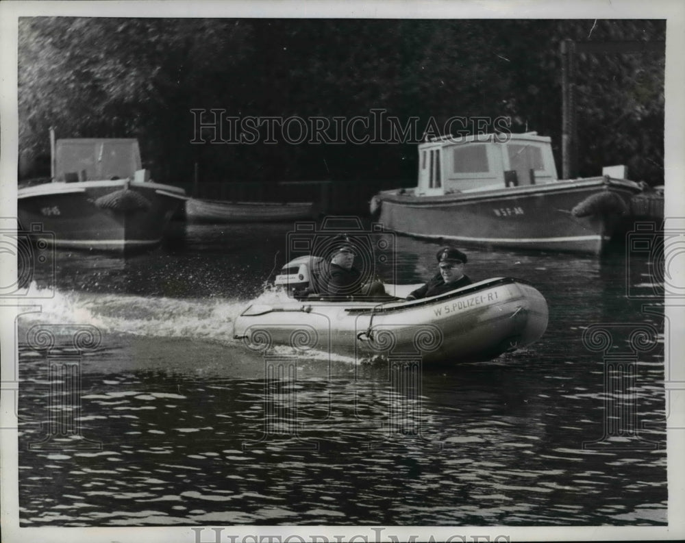 1957 Press Photo Alster Lake, water policemen patrol in the heart of Hamburg