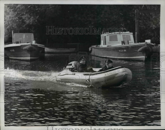 1957 Press Photo Alster Lake, water policemen patrol in the heart of Hamburg