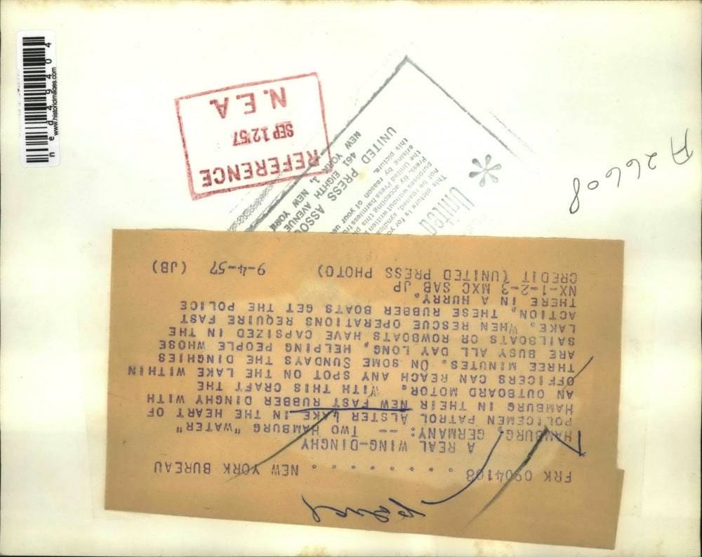 1957 Press Photo Alster Lake, water policemen patrol in the heart of Hamburg