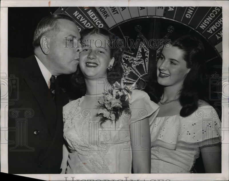Load image into Gallery viewer, 1948 Press Photo Doris Sheldon with Postmaster General Jesse Donaldson
