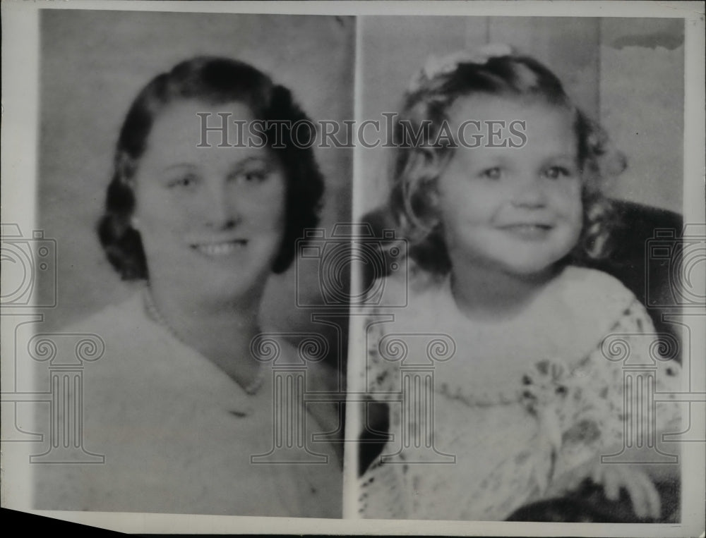 1946 Press Photo Mrs.Minnie Woynaroski hang herslef asn her two children.