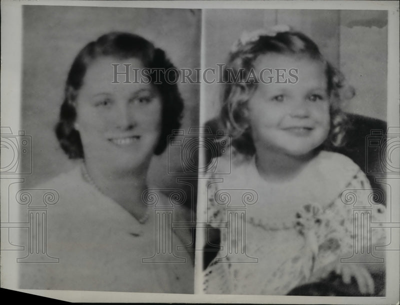 Load image into Gallery viewer, 1946 Press Photo Mrs.Minnie Woynaroski hang herslef asn her two children.
