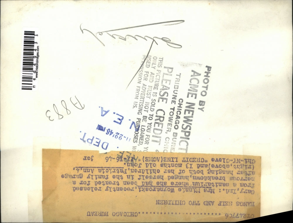 1946 Press Photo Mrs.Minnie Woynaroski hang herslef asn her two children.