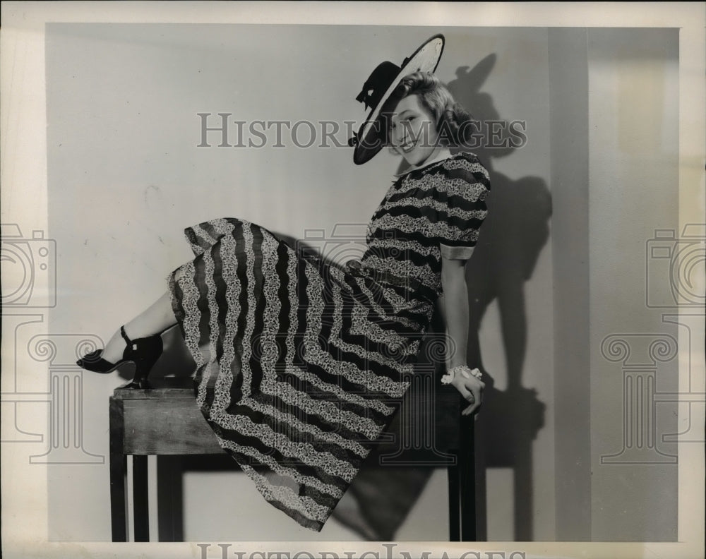 1940 Press Photo Patricia stepped out in Dress of Swiss Crepe Organdy