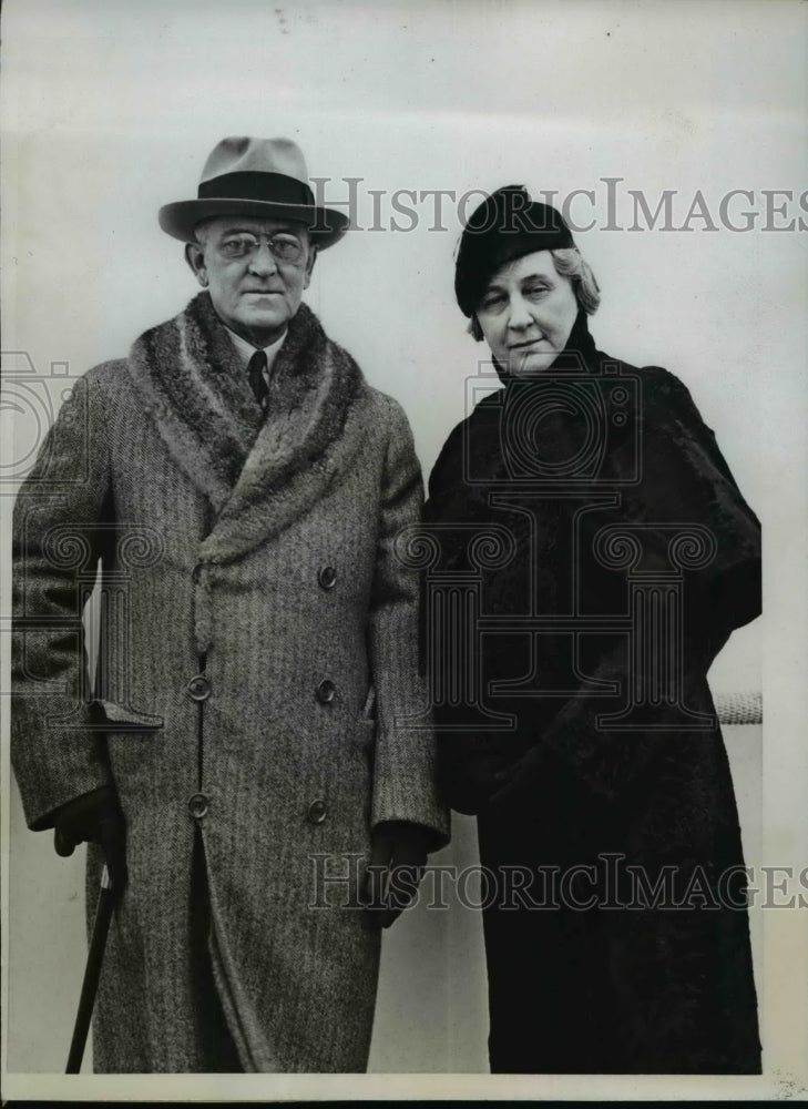 Load image into Gallery viewer, 1933 Press Photo Hon. R. W. Bingham &amp; his Wife Spend Christmas at Home
