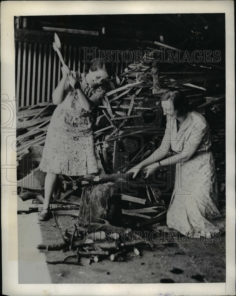 1941 Press Photo British Women Munition Workers Chopping Wood, London