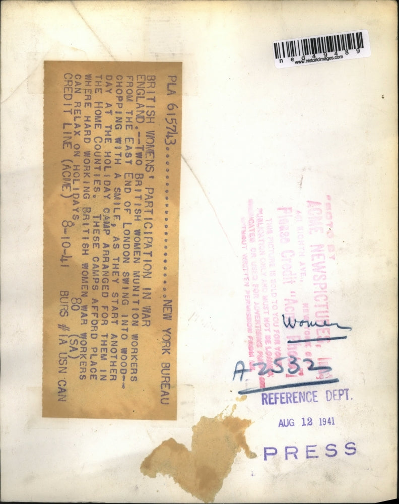 1941 Press Photo British Women Munition Workers Chopping Wood, London