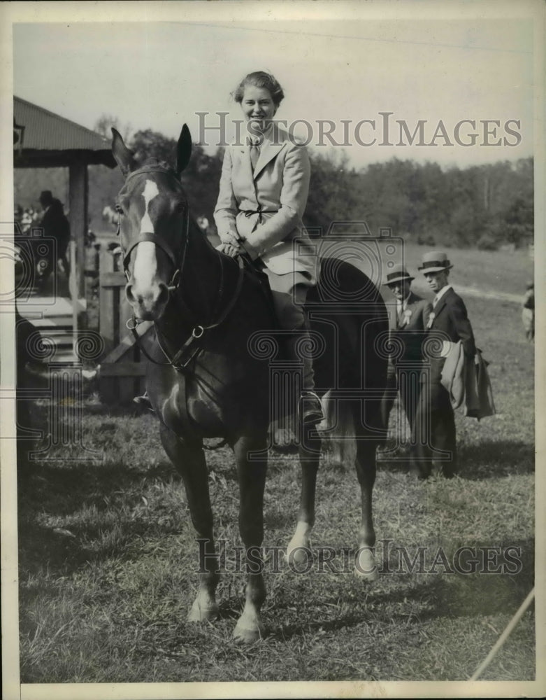 Load image into Gallery viewer, 1935 Press Photo Evelyn Walker Horseback at National Capitol Horse Show
