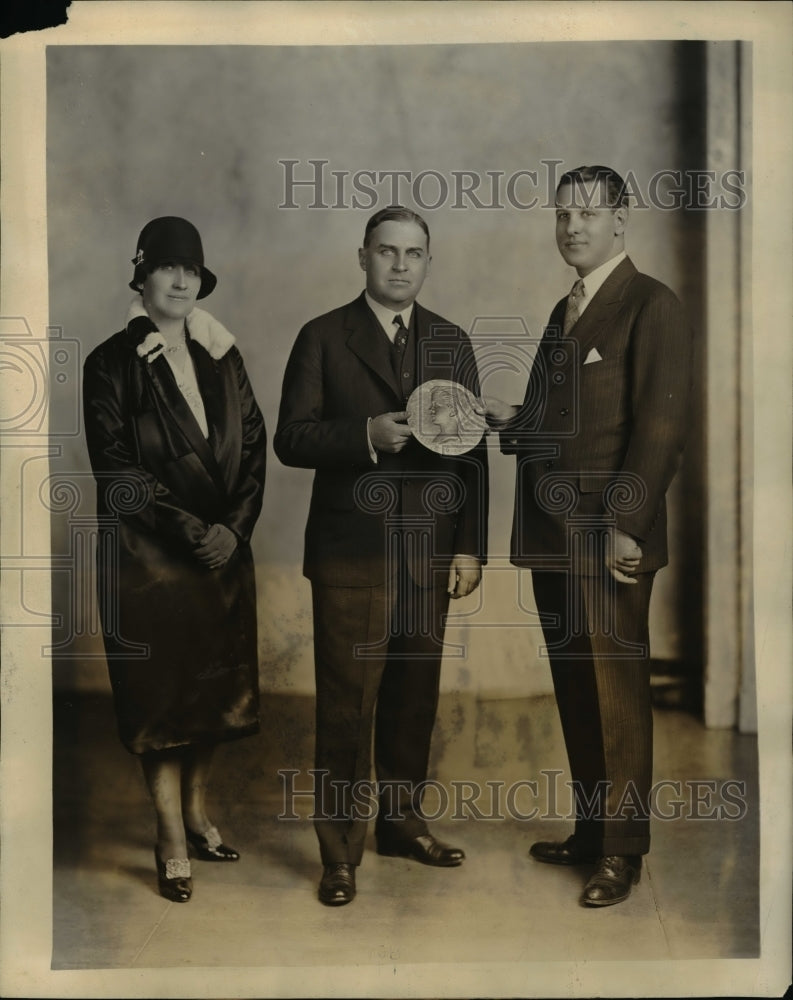 Load image into Gallery viewer, 1928 Press Photo George Hecht Gives Dr. Douglas Thom Best Book for Parents Award
