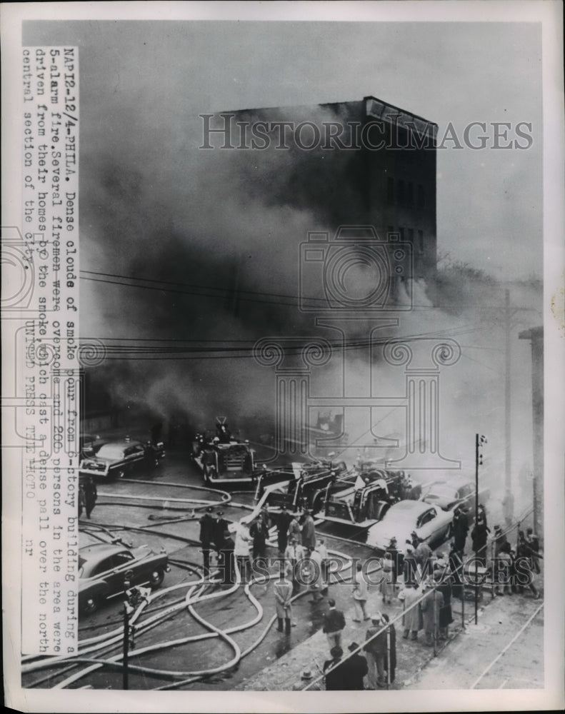 1953 Press Photo Dense clouds of smoke pour from a 6 story building during fire