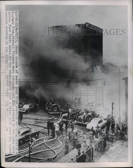 1953 Press Photo Dense clouds of smoke pour from a 6 story building during fire