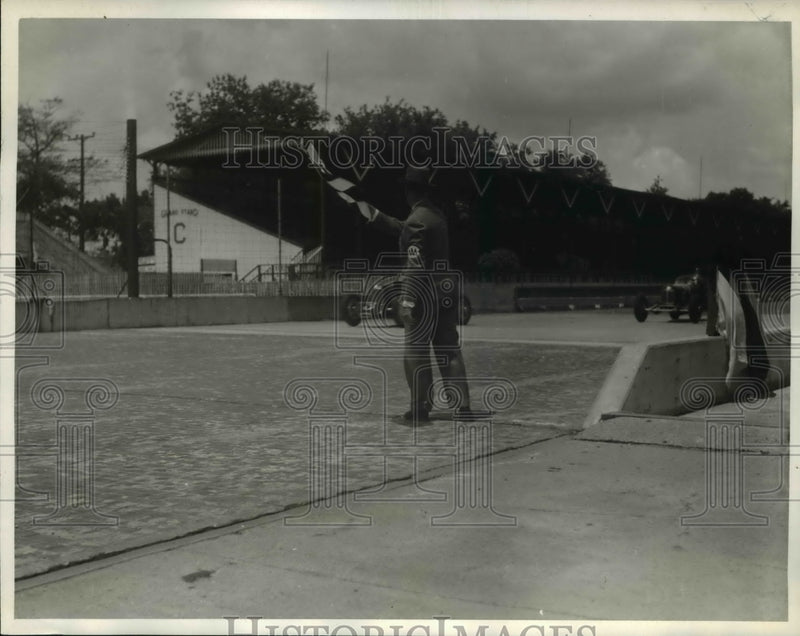 Load image into Gallery viewer, 1938 Press Photo Starter giving checkered flag to Bill Cummings of Indianapolis
