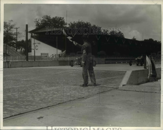 1938 Press Photo Starter giving checkered flag to Bill Cummings of Indianapolis