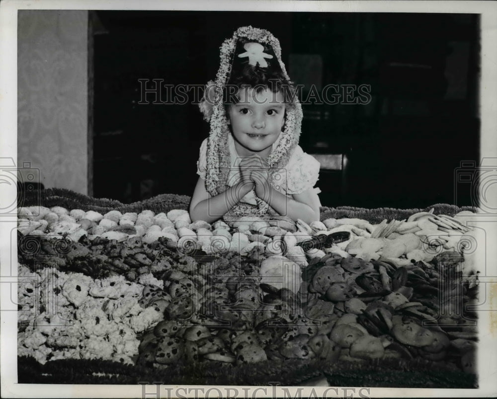 1949 Press Photo Barbara Buena, Cookie Queen, with 1,922 Christmas cookies