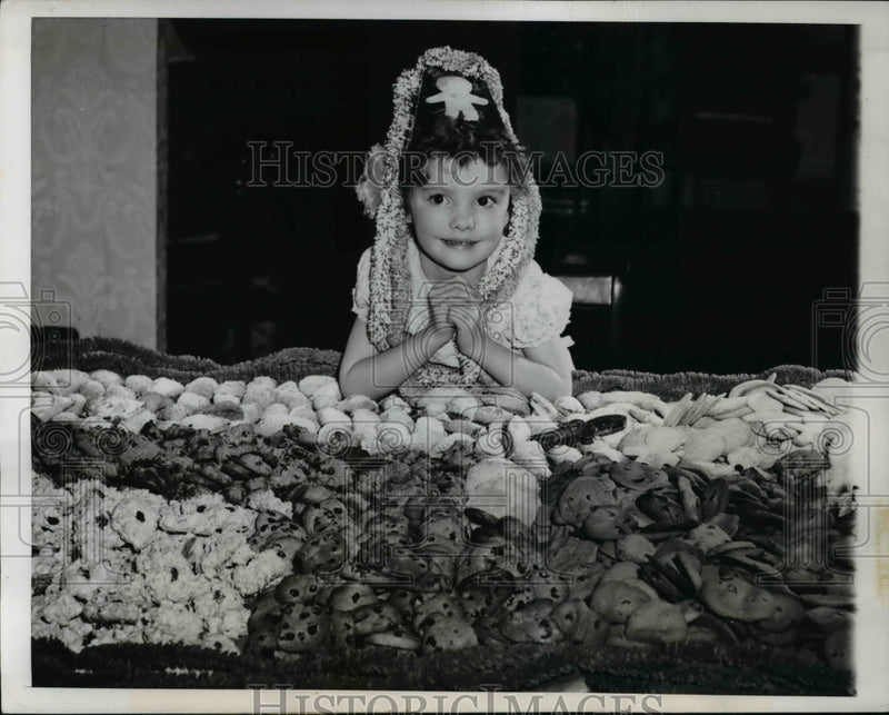 Load image into Gallery viewer, 1949 Press Photo Barbara Buena, Cookie Queen, with 1,922 Christmas cookies
