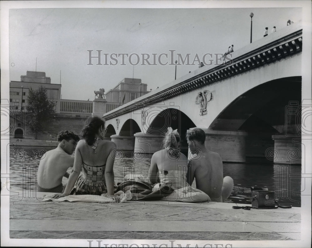 1955 Press Photo Youngsters at Seine, Paris, on a summer afternoon
