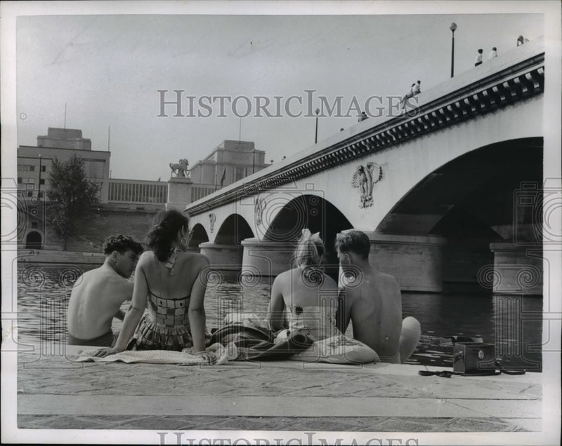 Load image into Gallery viewer, 1955 Press Photo Youngsters at Seine, Paris, on a summer afternoon
