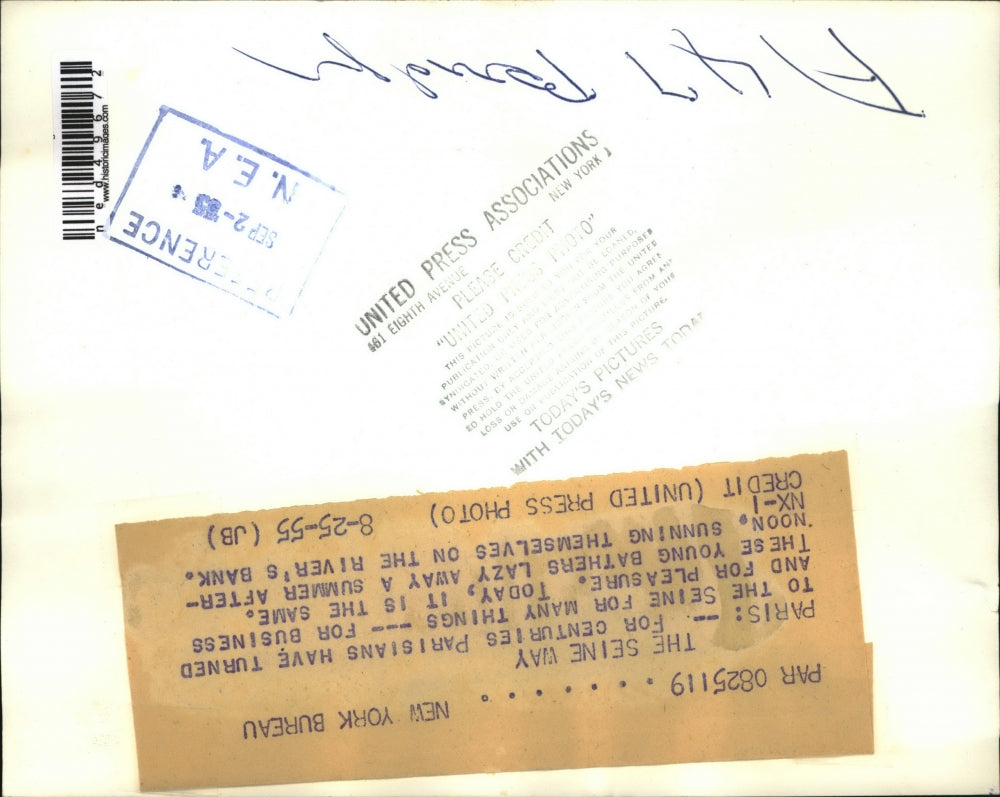 1955 Press Photo Youngsters at Seine, Paris, on a summer afternoon