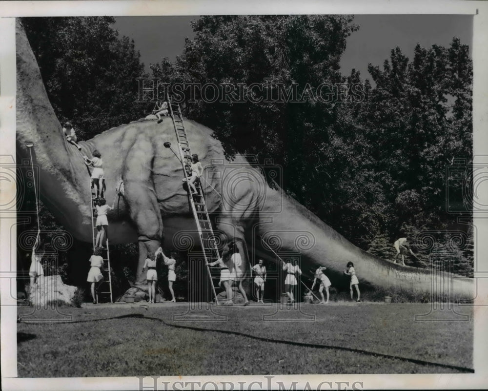 1947 Press Photo Members of the Sat-Teen Club and Beta Signa Phi cleaning