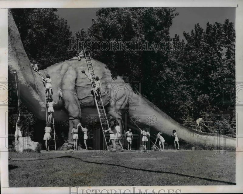Load image into Gallery viewer, 1947 Press Photo Members of the Sat-Teen Club and Beta Signa Phi cleaning
