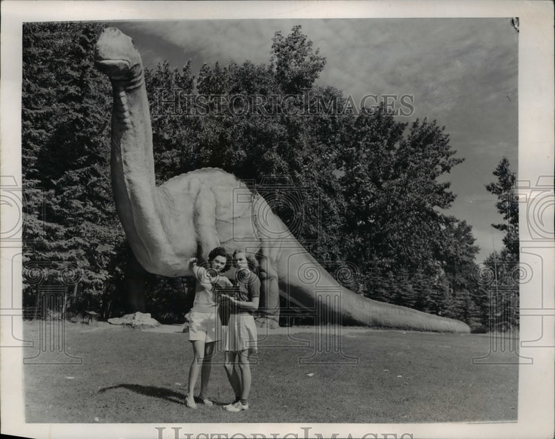 Load image into Gallery viewer, 1948 Press Photo Joyce Cleugh and Adess Sheridan at Calgary's Zoological Park
