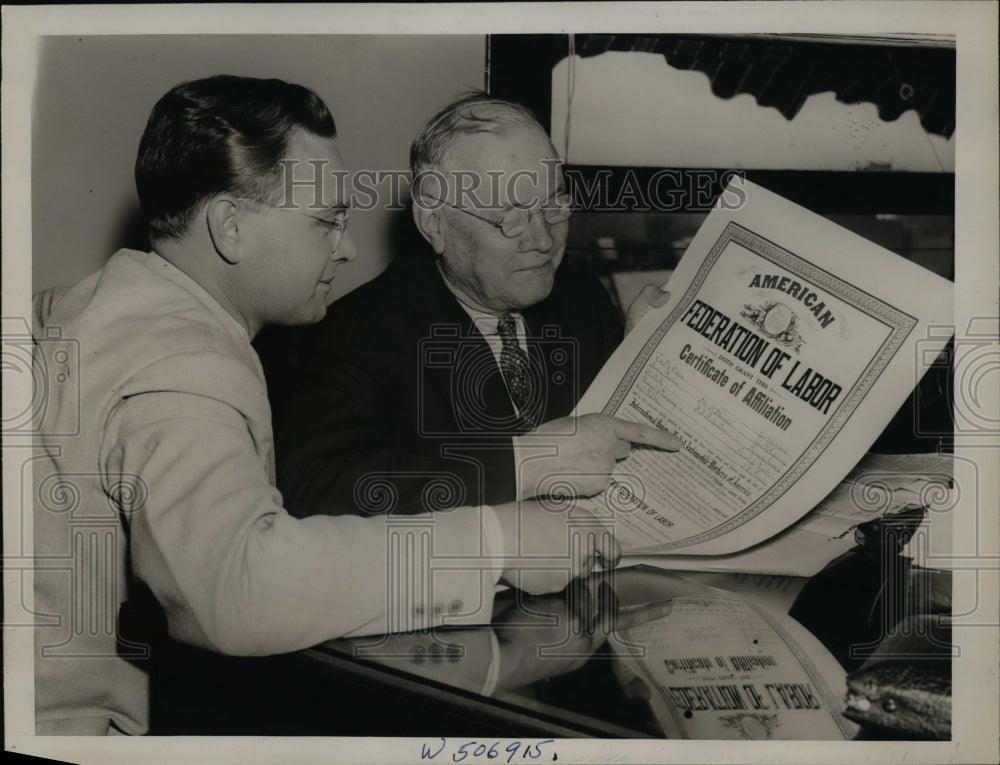 1939 Press Photo Homer Martin and William Green looking at a charter- Historic Images