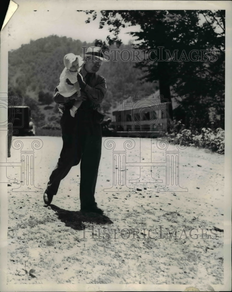 1945 Press Photo Mr. Edwards, kind bus driver with the little lady