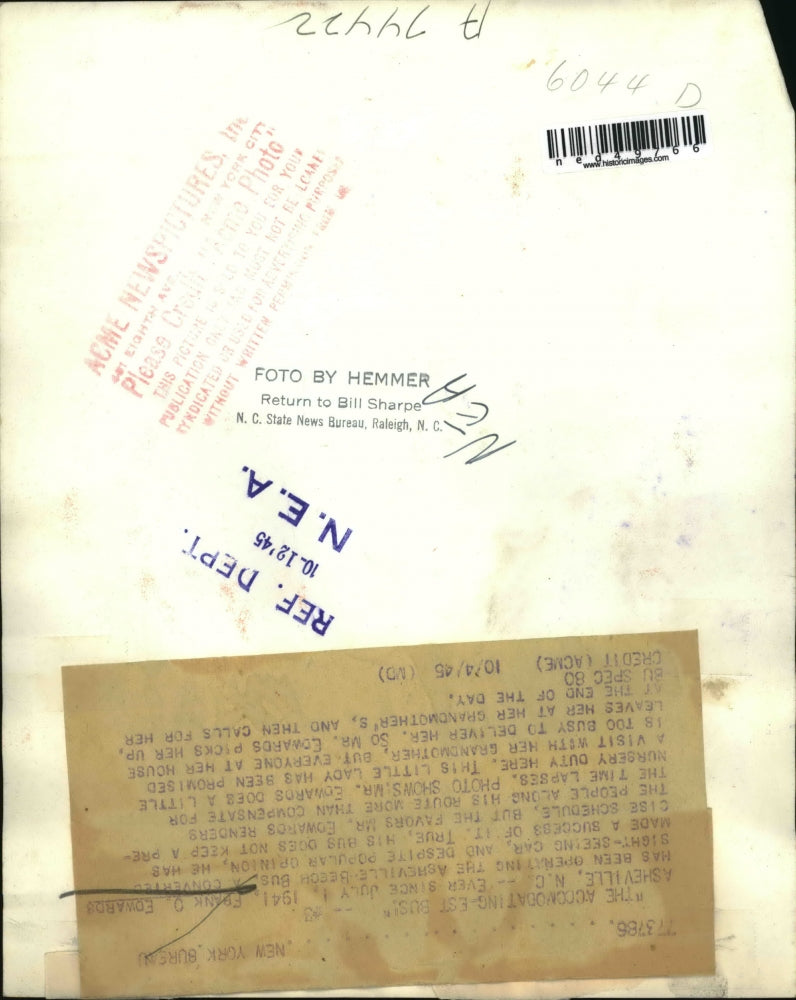 1945 Press Photo Mr. Edwards, kind bus driver with the little lady