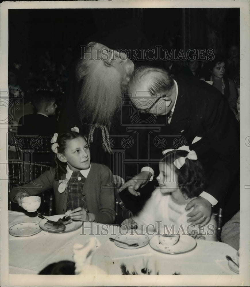1948 Press Photo Christmas Party for 500 deserving children in Paris