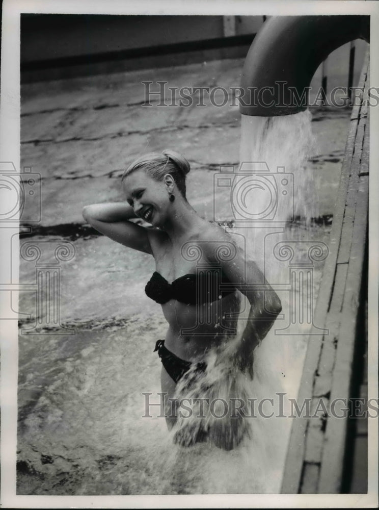 Load image into Gallery viewer, 1953 Press Photo Model cooling at the pool during hot day in Paris
