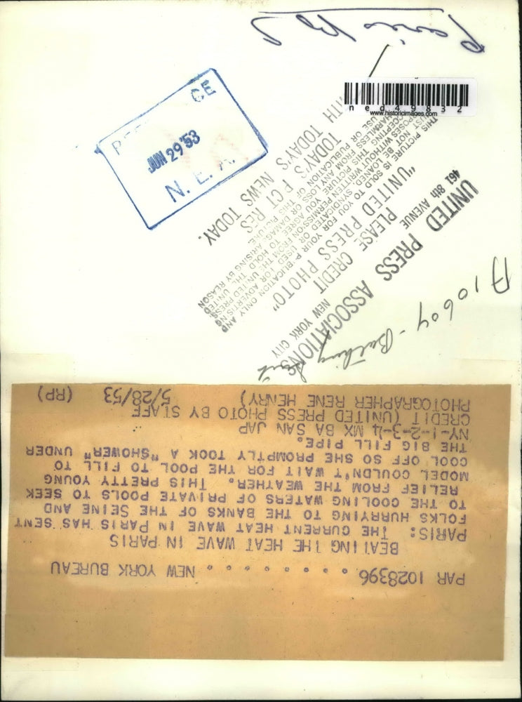 1953 Press Photo Model cooling at the pool during hot day in Paris