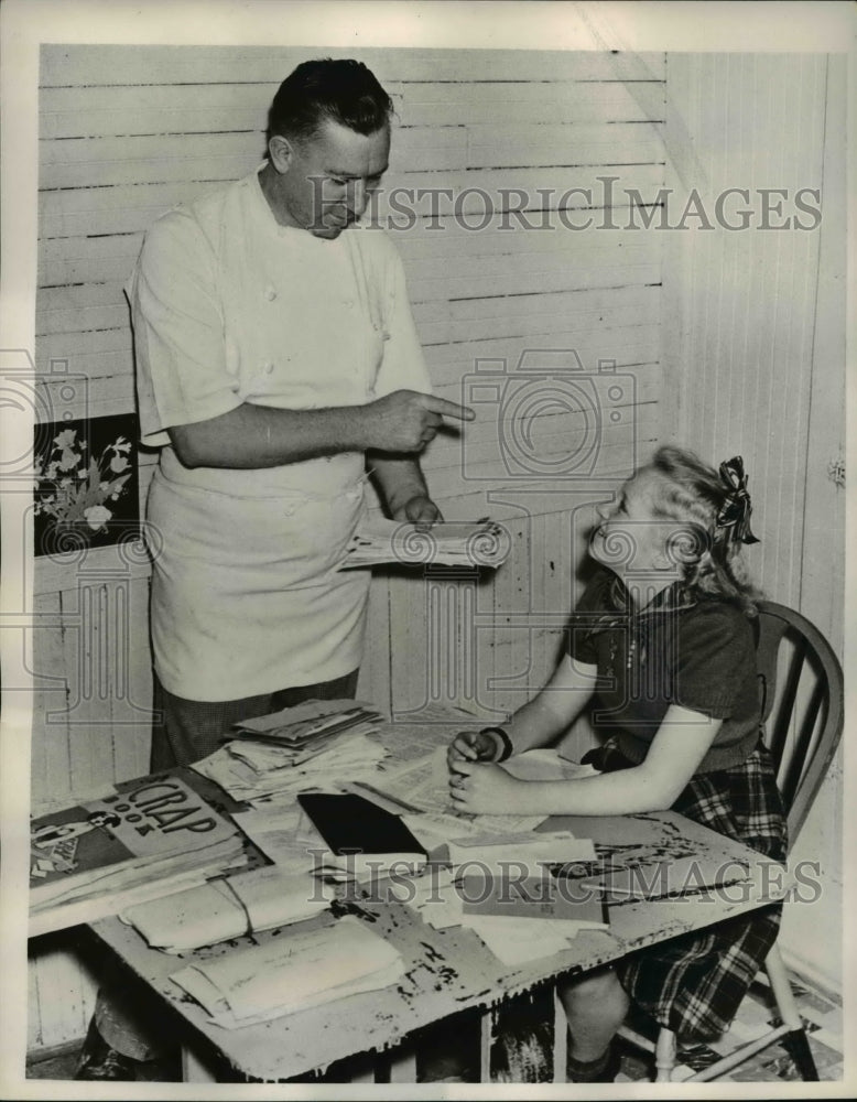 Load image into Gallery viewer, 1940 Press Photo Father Warning Child Not To Neglect Studies For Journalism
