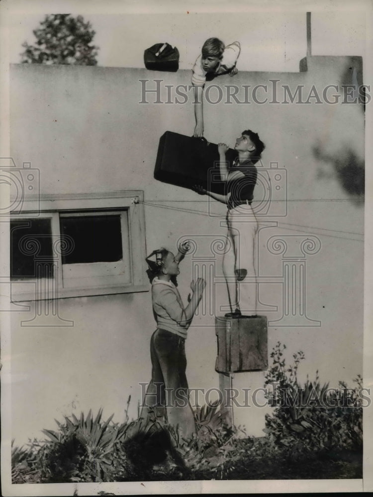 Load image into Gallery viewer, 1936 Press Photo Three Youngsters playing as Detectives in Los Angeles Garden.
