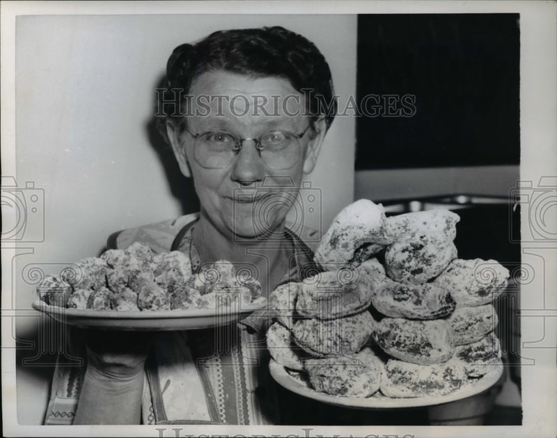Load image into Gallery viewer, 1958 Press Photo Minnie Green as she displays the plates with doughnuts
