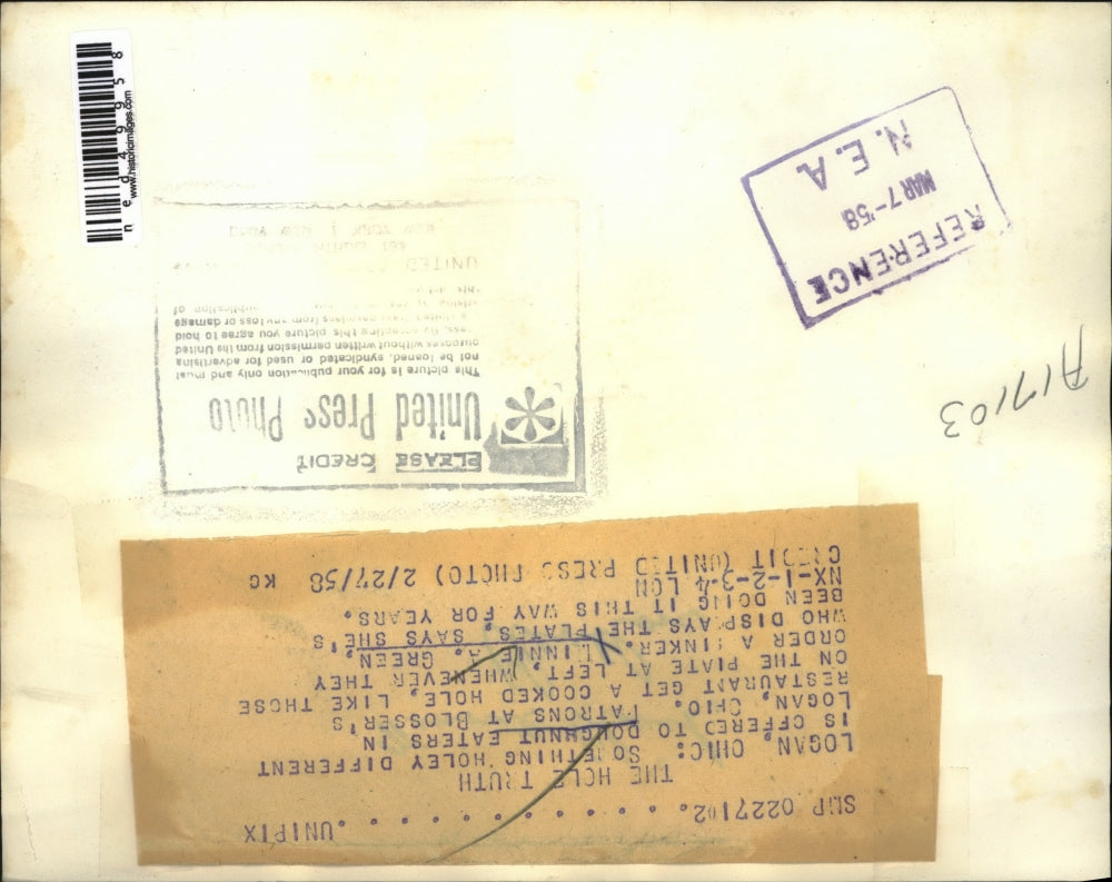 1958 Press Photo Minnie Green as she displays the plates with doughnuts