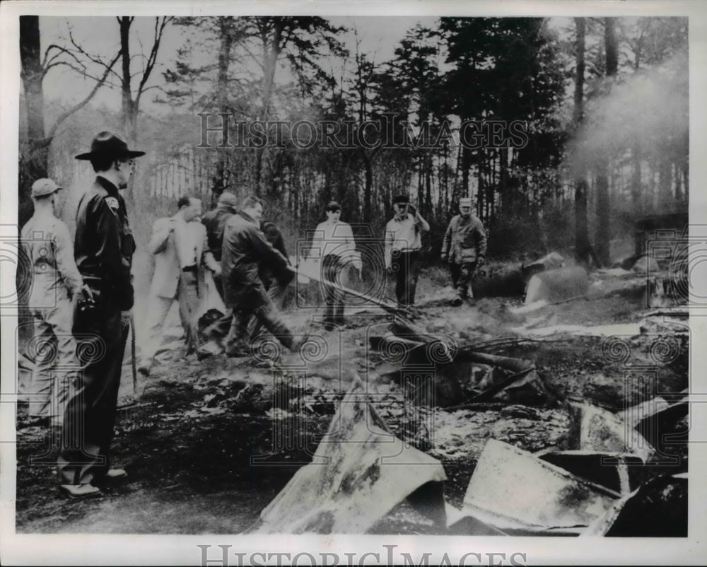 1954 Press Photo St Marys W Va Troopers are shown directing the rescue of
