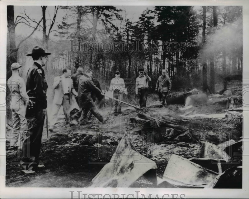 Load image into Gallery viewer, 1954 Press Photo St Marys W Va Troopers are shown directing the rescue of
