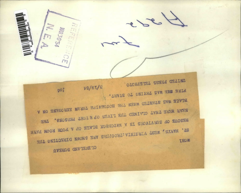 1954 Press Photo St Marys W Va Troopers are shown directing the rescue of